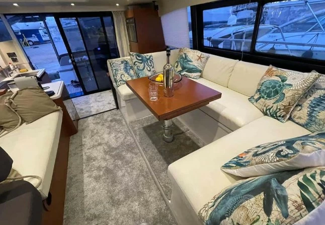 14米沛海驰（Prestige）450二手飞桥游艇沙龙区