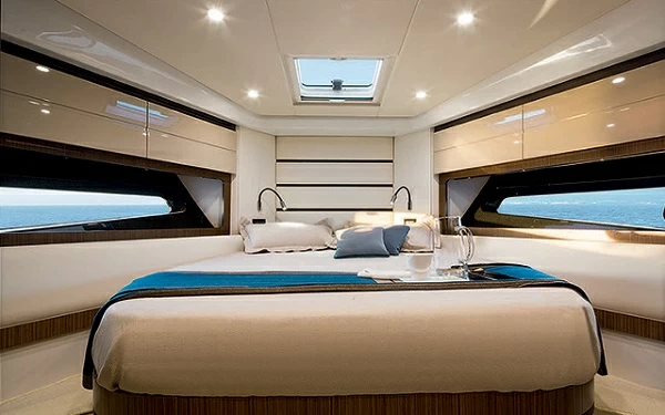 阿兹慕(Azimut)Atlantis43运动游艇卧室