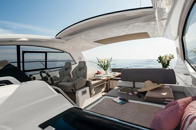阿兹慕(Azimut)Atlantis43运动游艇休息区