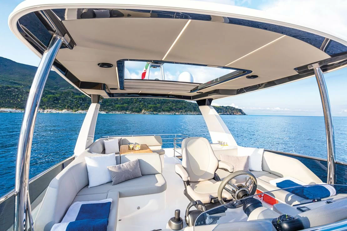 雅舶仕（Absolute）Navetta52游艇飞桥区