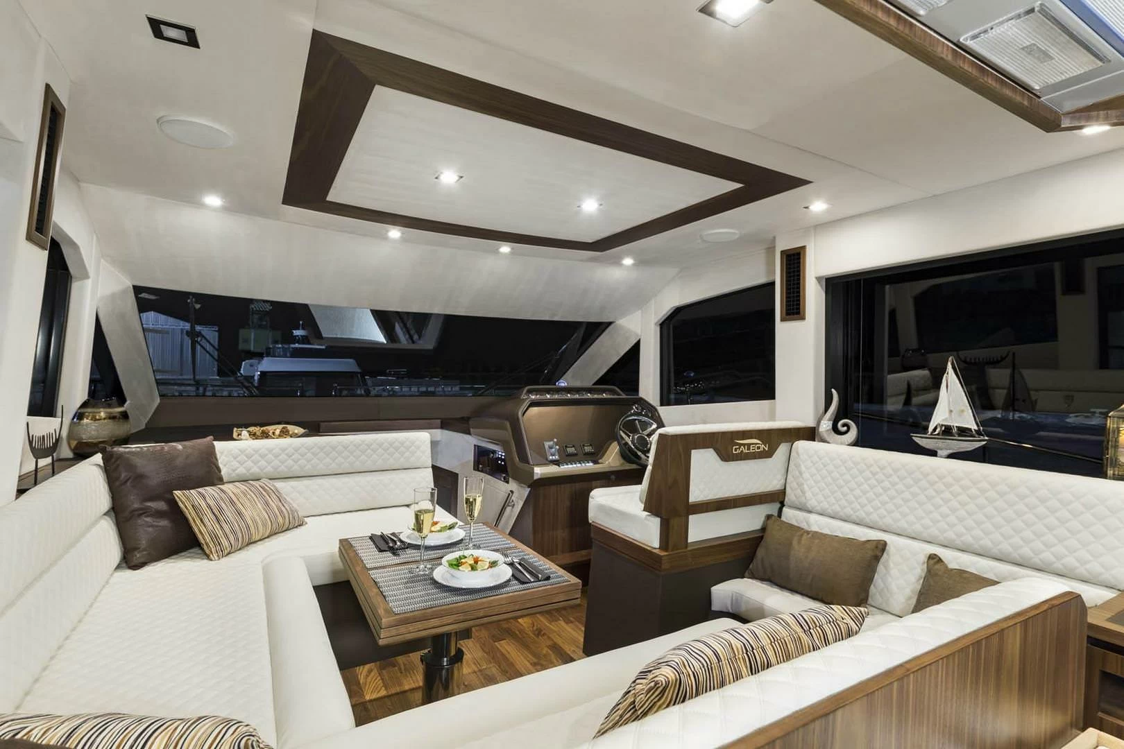 14米卡帝尔(Galeon)460飞桥游艇驾驶舱
