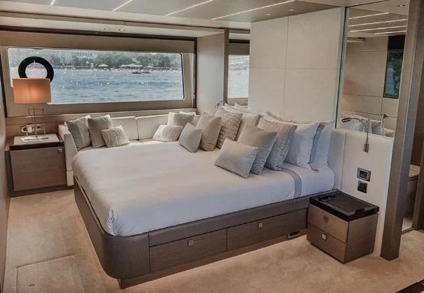 圣汐克(Sunseeker)76二手飞桥游艇卧室