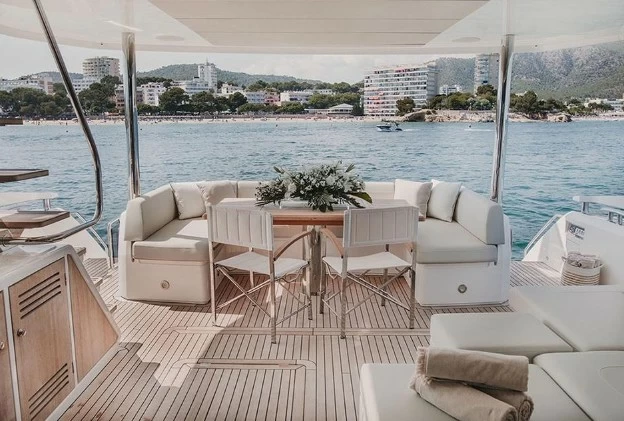 圣汐克(Sunseeker)76二手飞桥游艇船尾日光浴沙发
