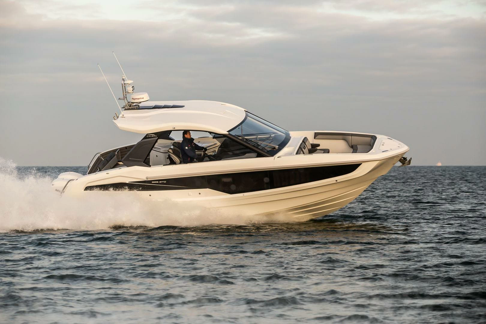 卡帝尔(Galeon)325GTO运动游艇