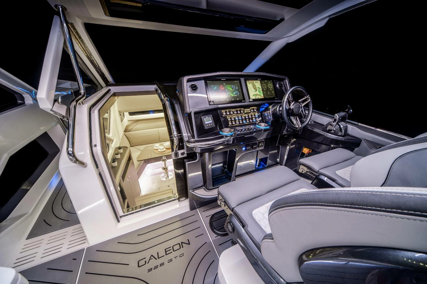 卡帝尔(Galeon)325GTO运动游艇中控
