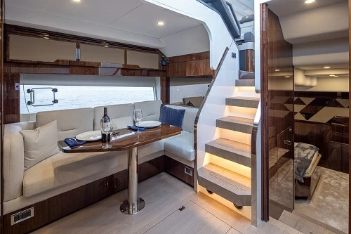 14米菲尔兰（Fairline）Targa45GT豪华运动游艇沙龙区
