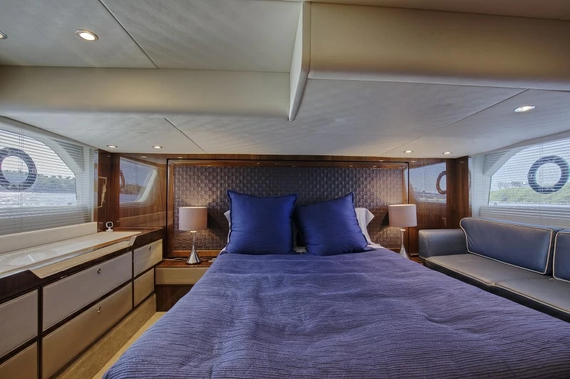 菲尔兰（Fairline）Targa53游艇卧室