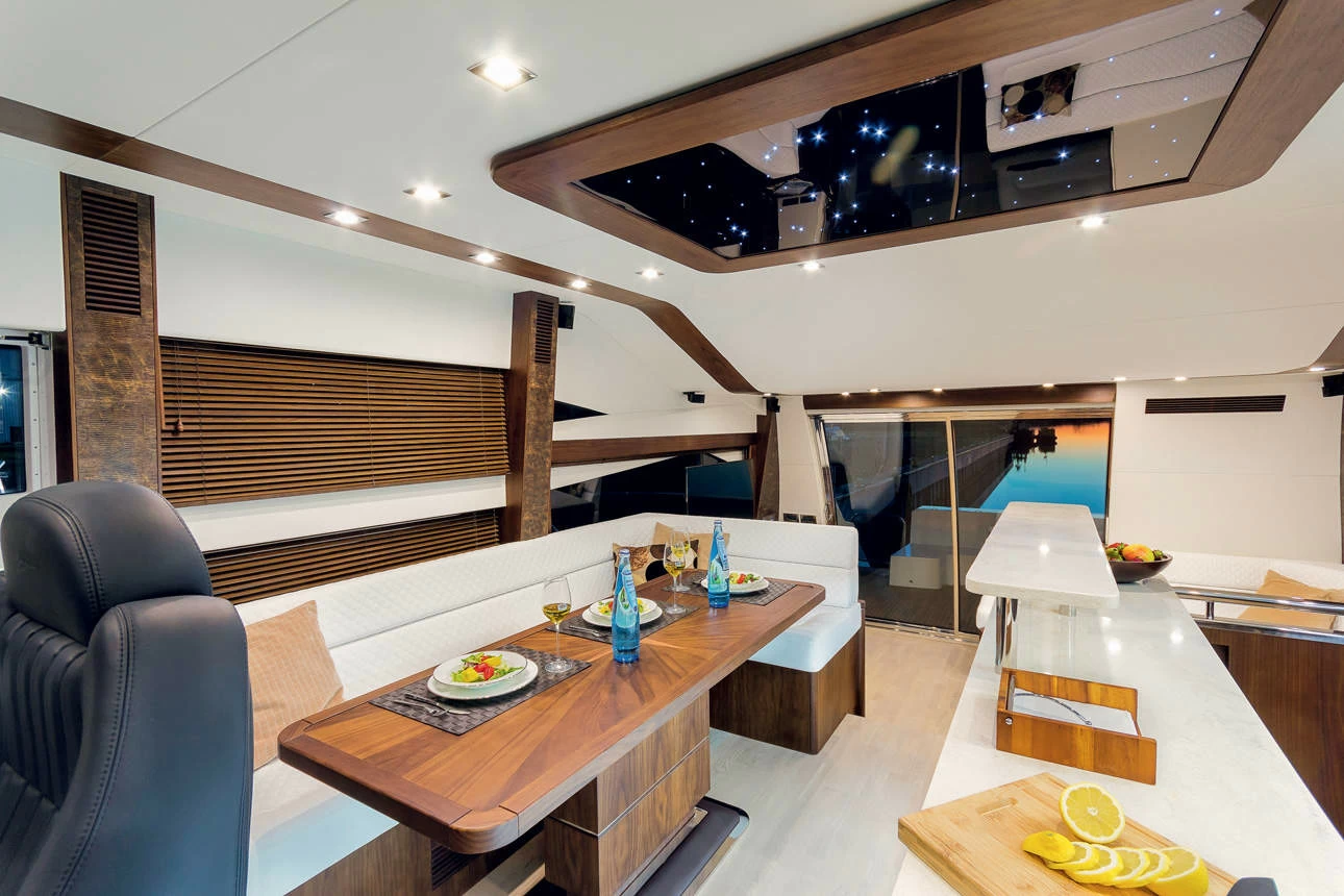 卡帝尔（Galeon）660豪华飞桥游艇沙龙