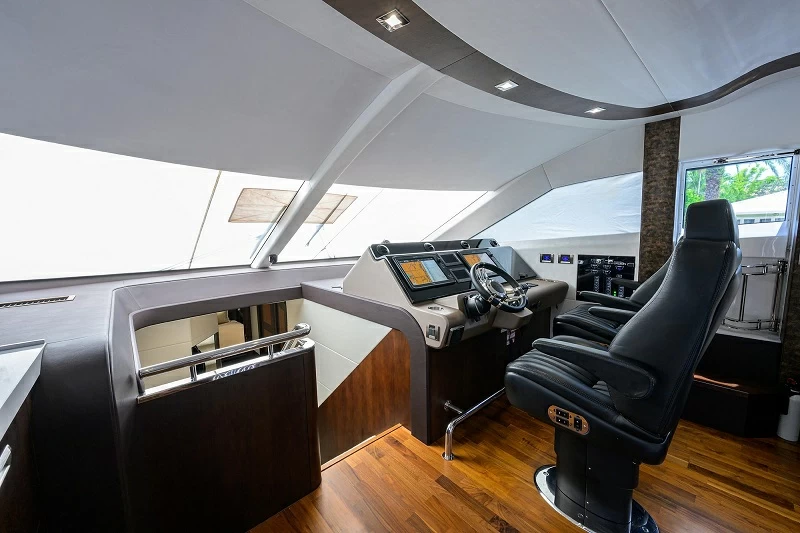 卡帝尔（Galeon）660豪华飞桥游艇中控