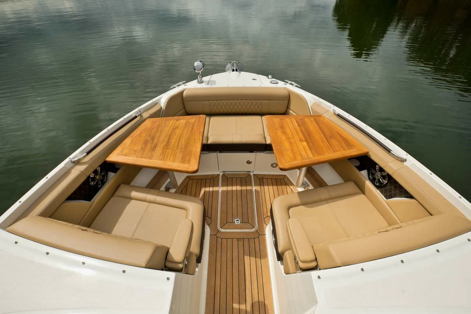 希瑞(SeaRay)350SLX运动游艇前甲板