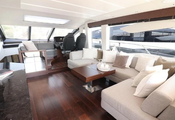 22米圣汐克(Sunseeker)74二手运动游艇驾驶舱