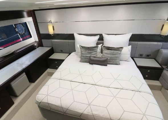 22米圣汐克(Sunseeker)74二手运动游艇客舱