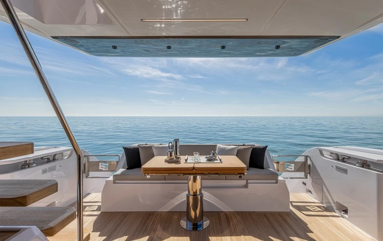 18米法拉帝(Ferretti)580飞桥游艇价格