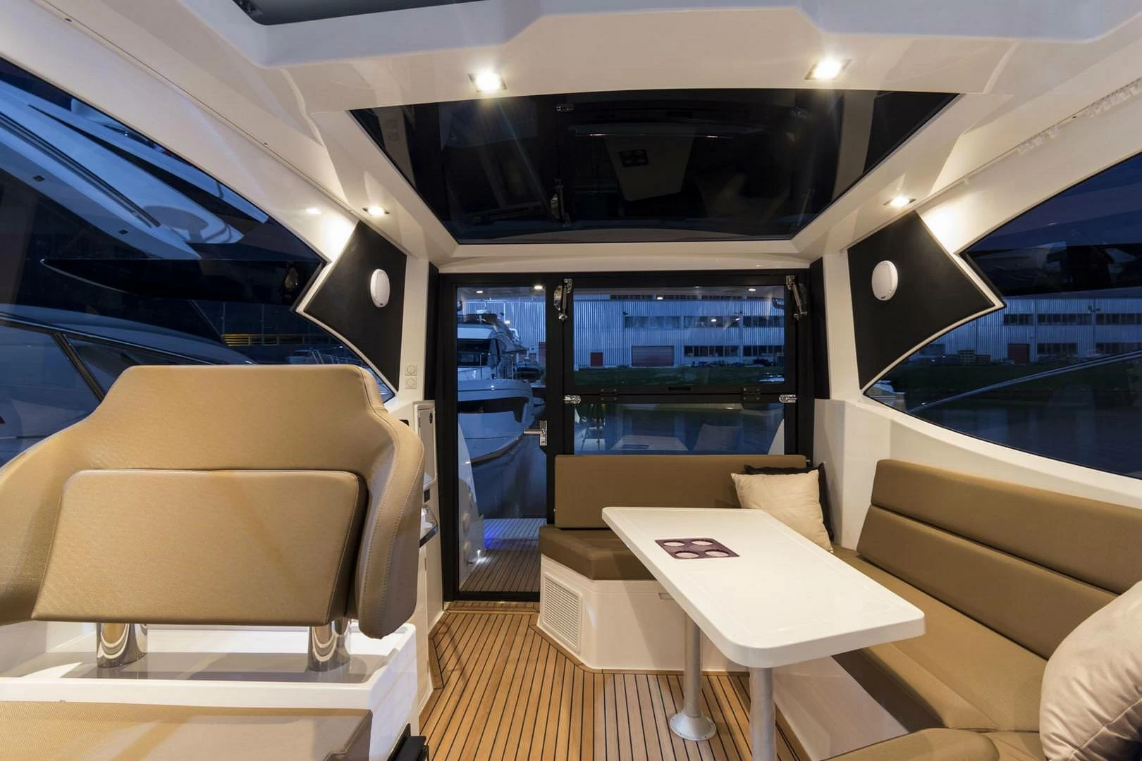 卡帝尔（Galeon）365HTS运动快艇沙龙