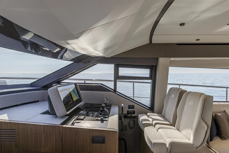 18米法拉帝(Ferretti)580飞桥游艇驾驶区