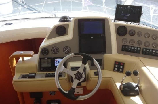 西莱（Sealine）C39二手运动游艇中控