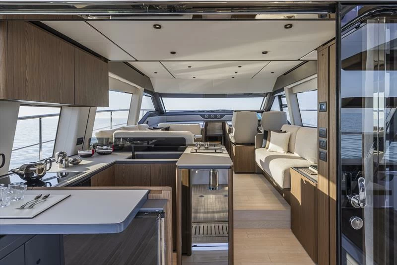 18米法拉帝(Ferretti)580飞桥游艇沙龙区