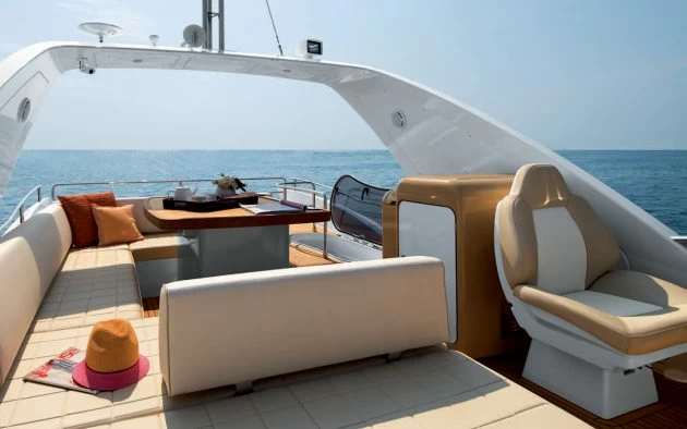 阿兹慕（Azimut）64豪华游艇飞桥区