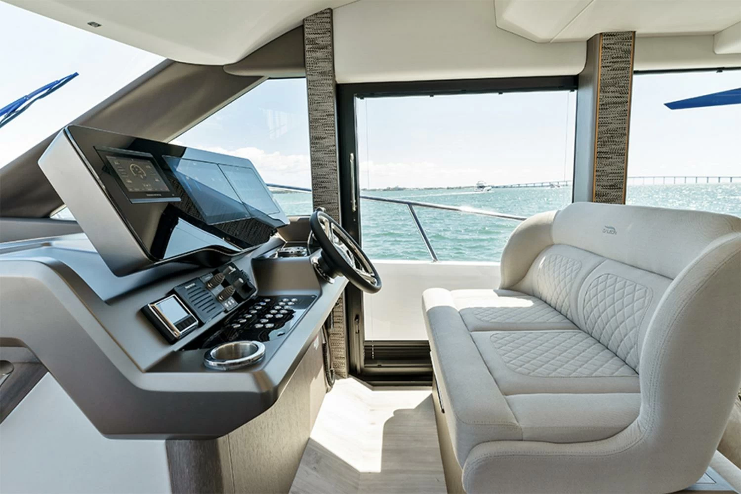 卡帝尔(Galeon)440飞桥游艇中控