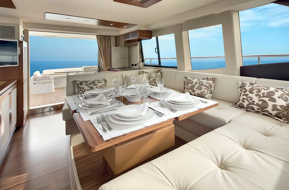 17米阿兹慕(Azimut)Magellano53飞桥游艇沙龙区