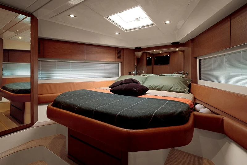 阿兹慕(Azimut)Atlantis58运动游艇卧室