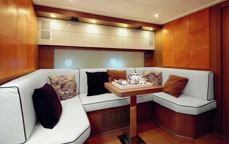 阿兹慕(Azimut)Atlantis58运动游艇沙发