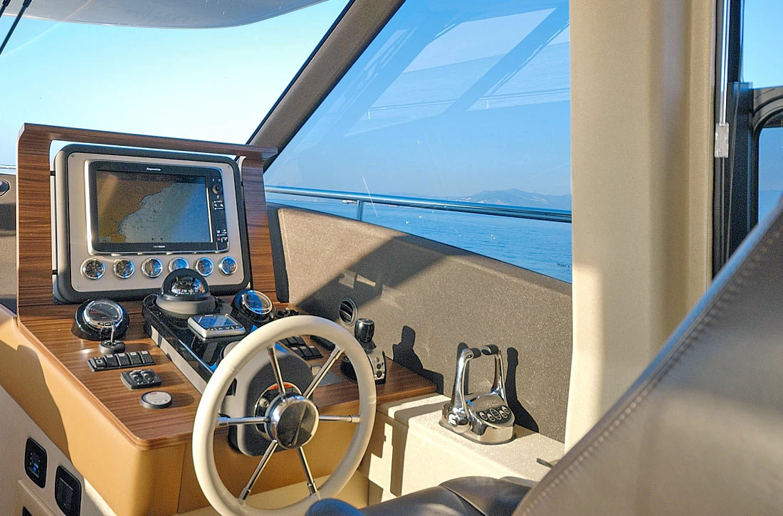 17米阿兹慕(Azimut)Magellano53飞桥游艇驾驶区