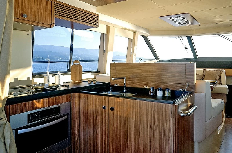 17米阿兹慕(Azimut)Magellano53飞桥游艇厨房区
