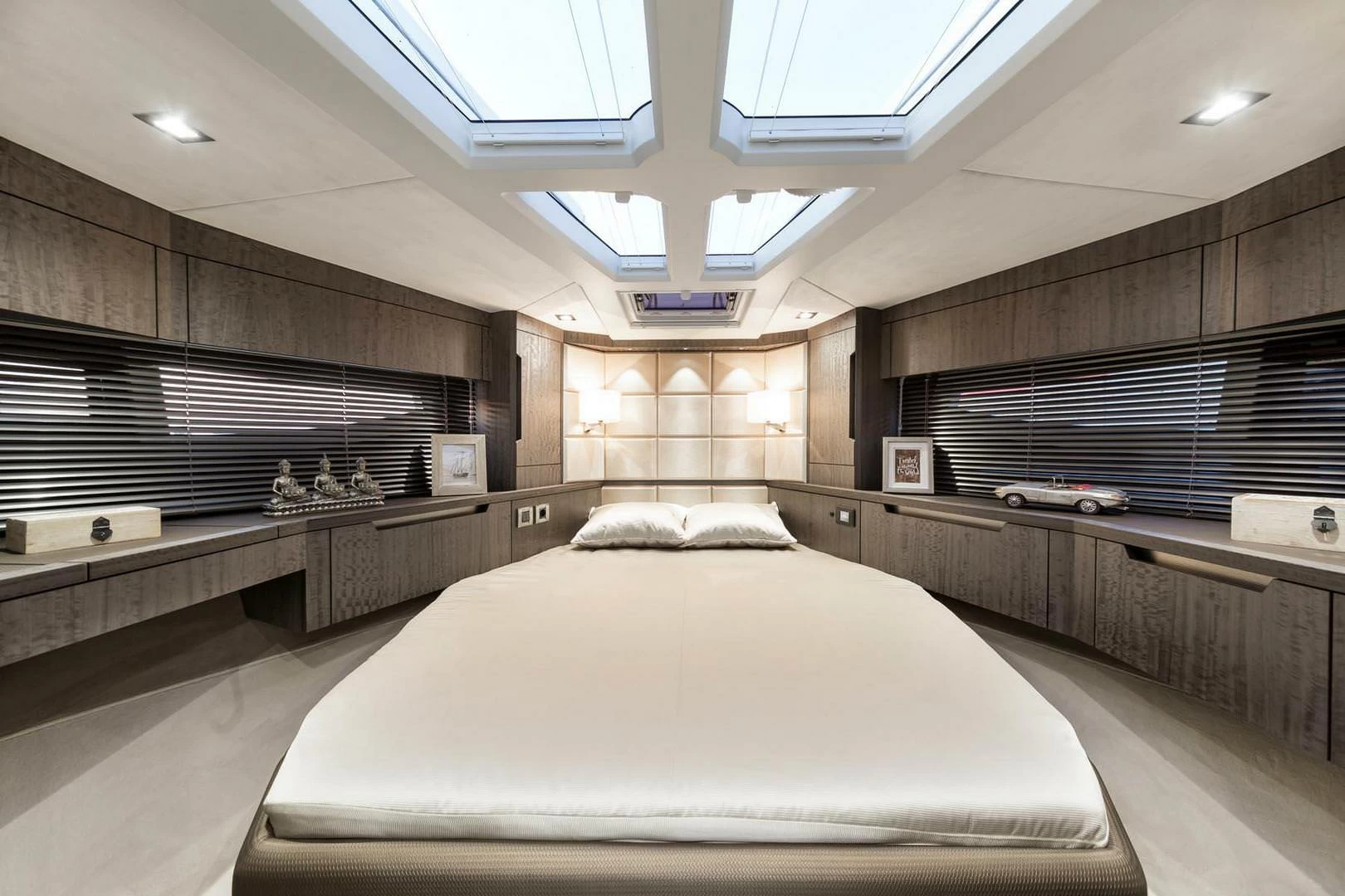 卡帝尔(Galeon)510Skydeck运动游艇卧室