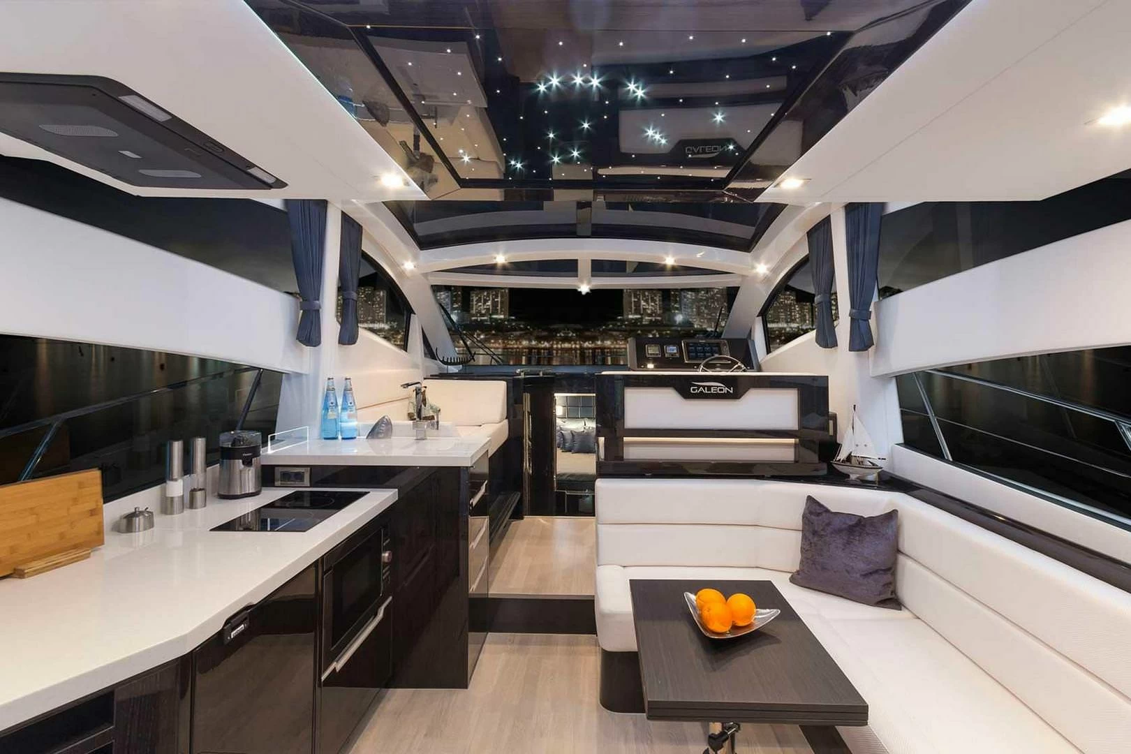 13米卡帝尔（Galeon）430Skydeck运动飞桥游艇沙龙区