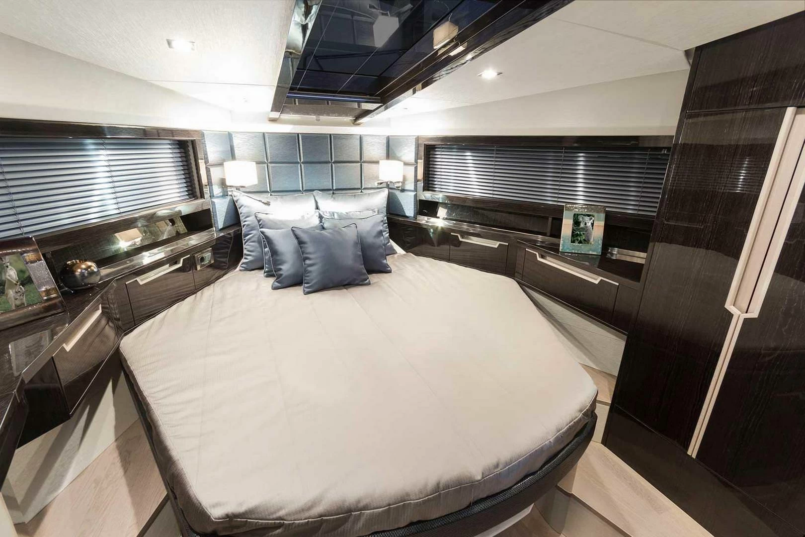 13米卡帝尔（Galeon）430Skydeck运动飞桥游艇船舱