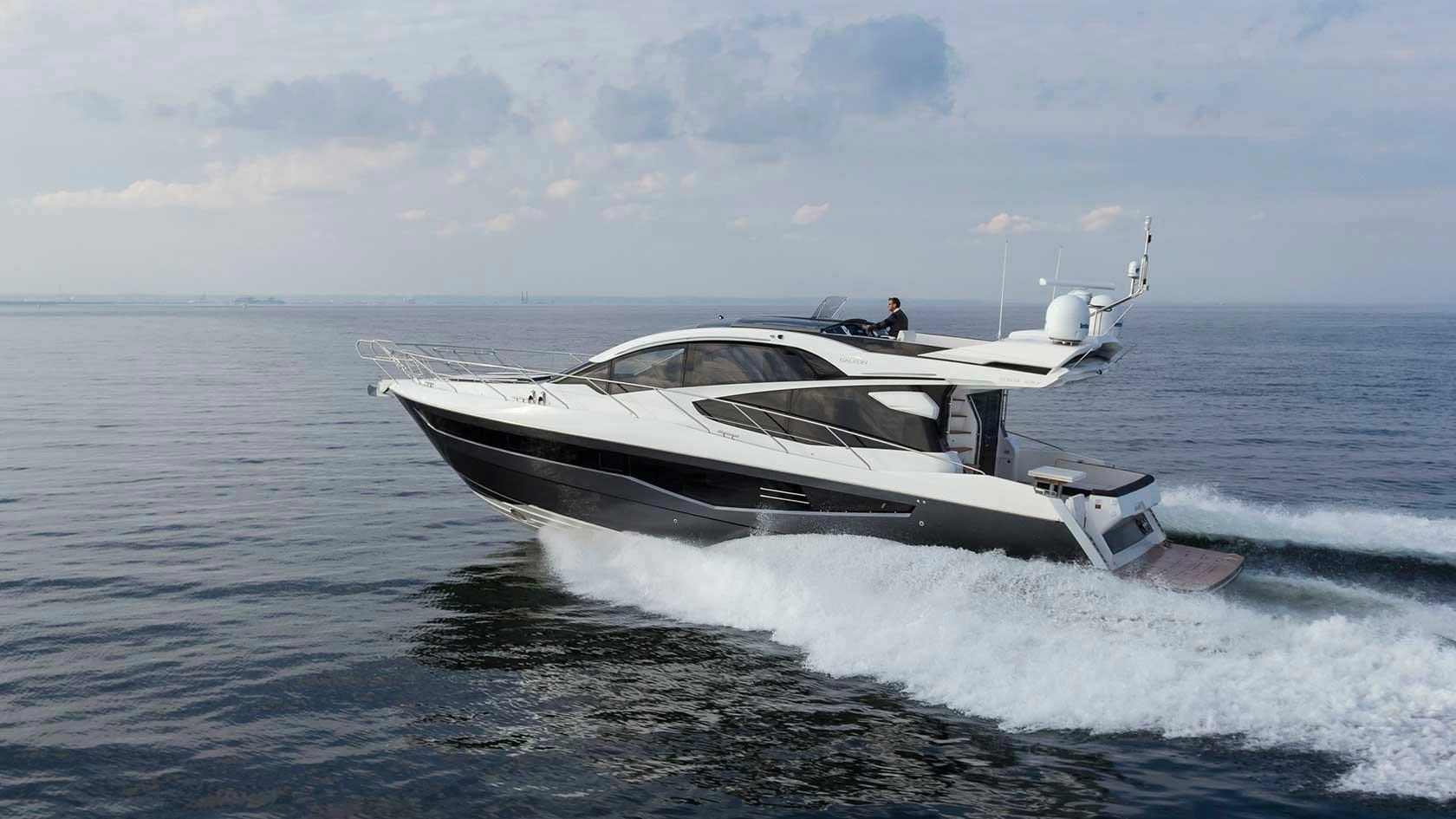 卡帝尔(Galeon)560Skydeck娱乐游艇