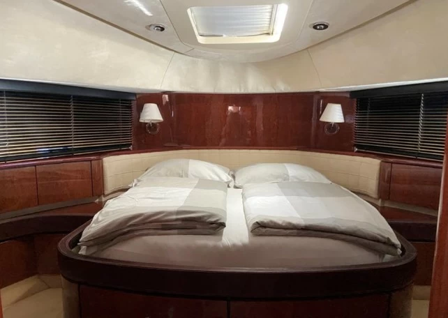 菲尔兰（Fairline）Squadron74飞桥游艇卧室