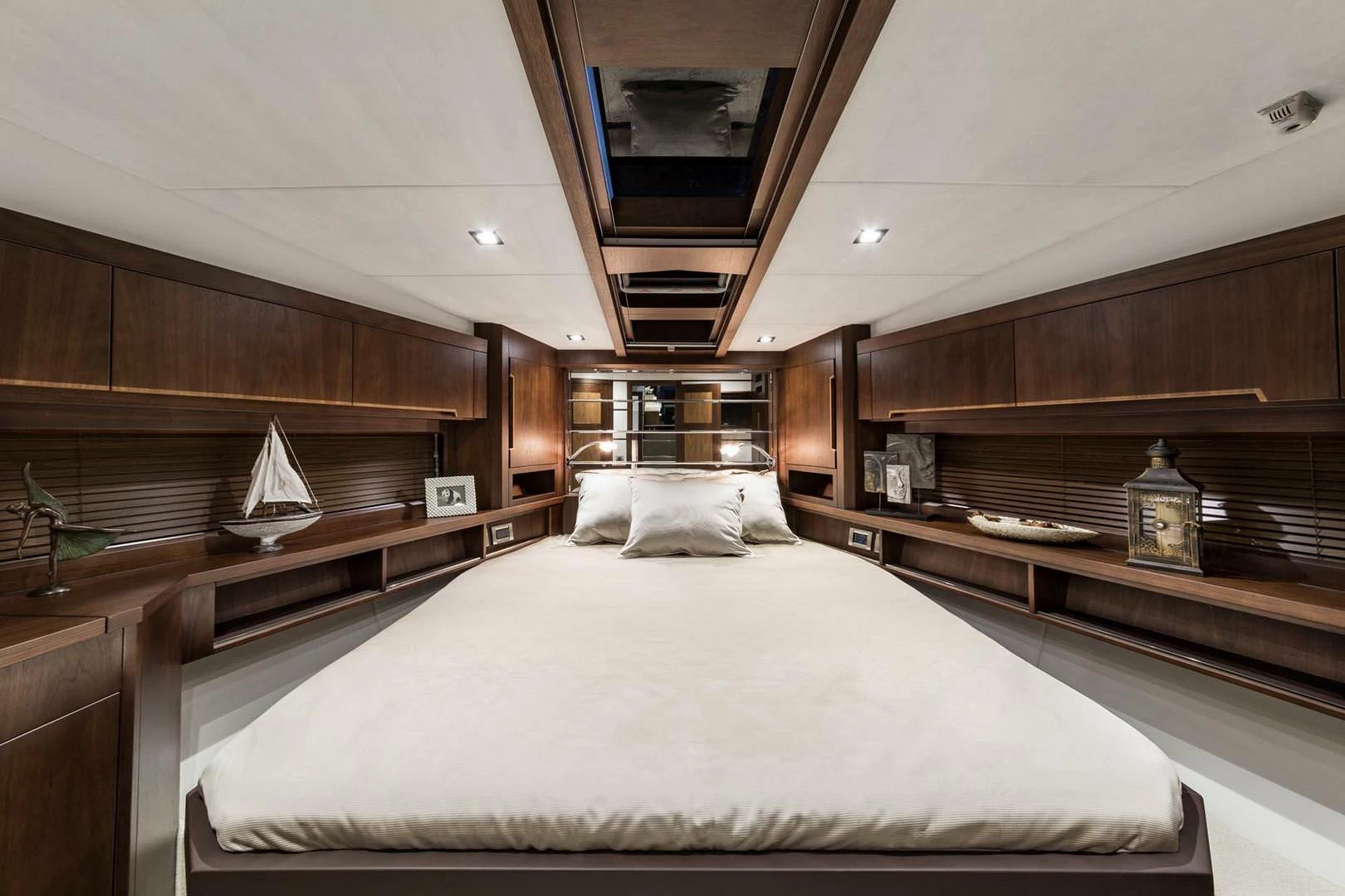 卡帝尔(Galeon)560Skydeck飞桥游艇卧室