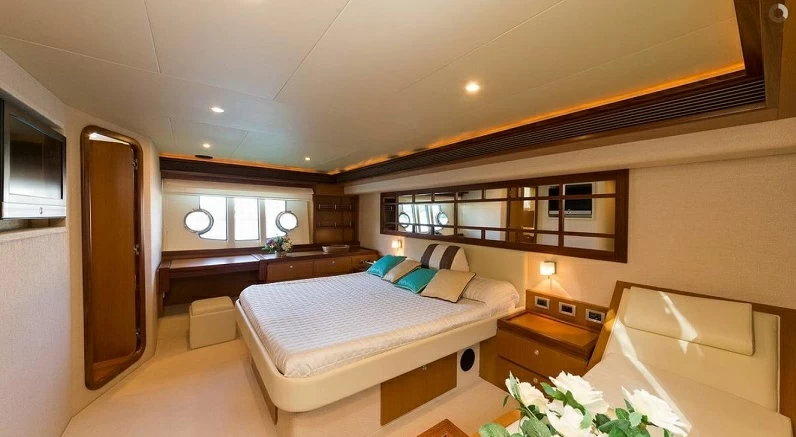 法拉帝（Ferretti）630私人游艇卧室