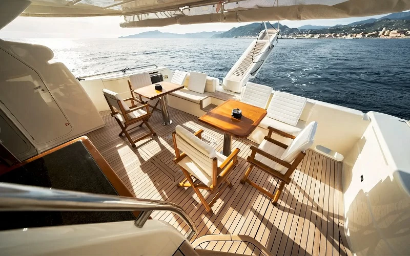 法拉帝（Ferretti）630私人游艇日光浴区