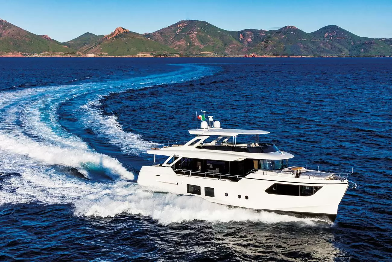 雅舶仕Navetta73豪华飞桥游艇(三层私人游艇)附参数
