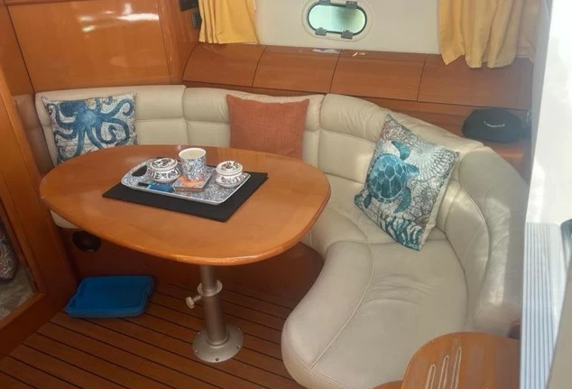 10米沛海驰（Prestige）34二手小型游艇船舱沙龙区