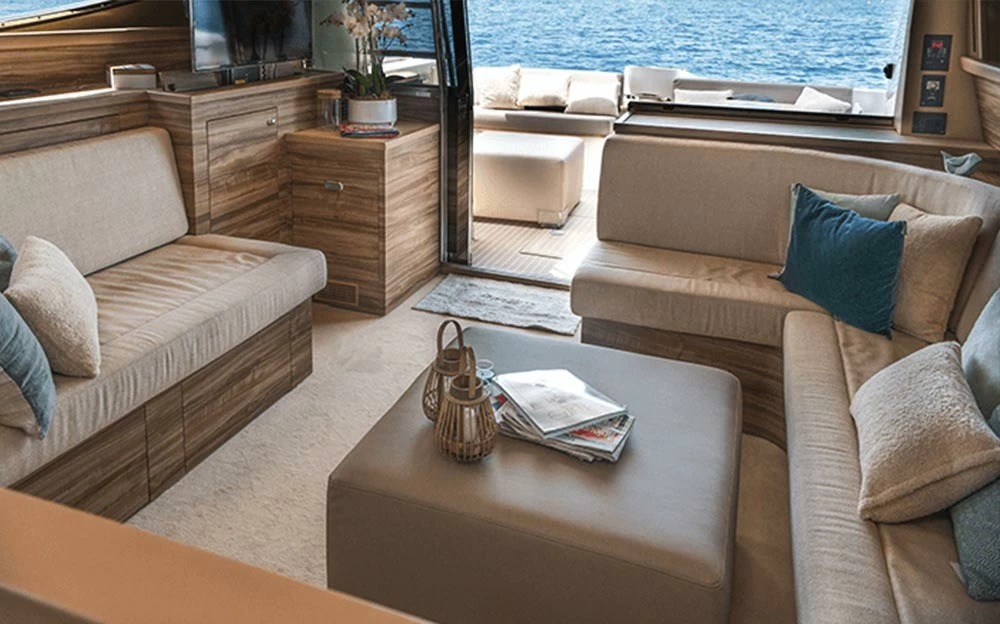 法拉帝（Ferretti）620飞桥游艇沙发