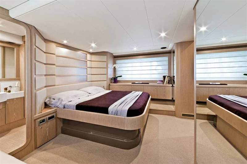 法拉帝（Ferretti）620飞桥游艇卧室