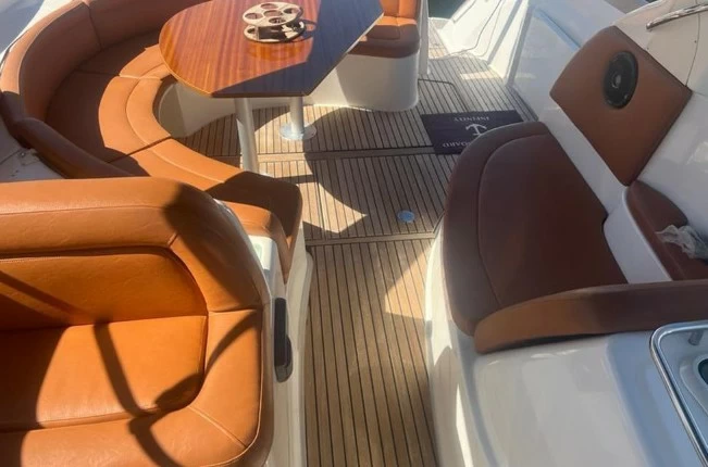 10米沛海驰（Prestige）34二手小型游艇船艉沙龙区