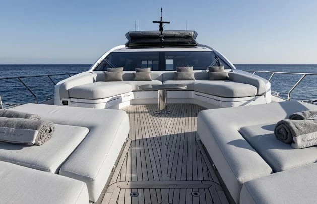 阿兹慕（Azimut）S8二手豪华运动游艇前甲板