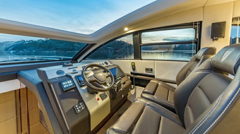 菲尔兰(Fairline)Targa50GT运动游艇中控