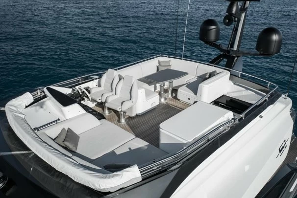 阿兹慕（Azimut）S8二手豪华运动游艇飞桥区