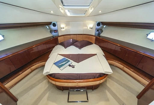 菲尔兰（Fairline）Squadron58飞桥游艇卧室