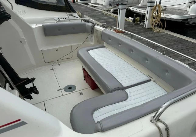 9米西莱(Sealine)310Statesman二手小型游艇船艉座位区