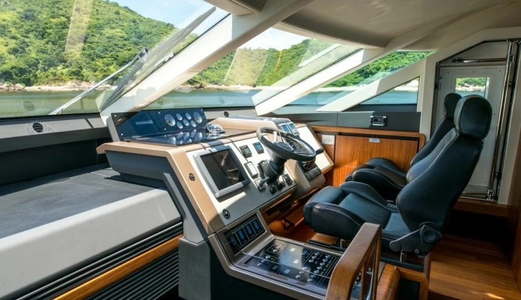 菲尔兰（Fairline）Squadron58飞桥游艇中控