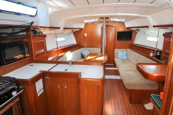 11米博纳多（Beneteau）遨享仕373二手帆船沙龙区