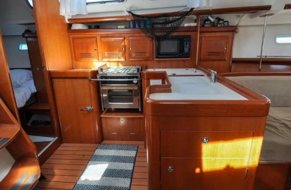 11米博纳多（Beneteau）遨享仕373二手帆船厨房区