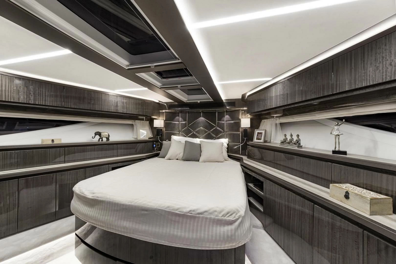 卡帝尔（Galeon）650Skydeck运动飞桥游艇卧室